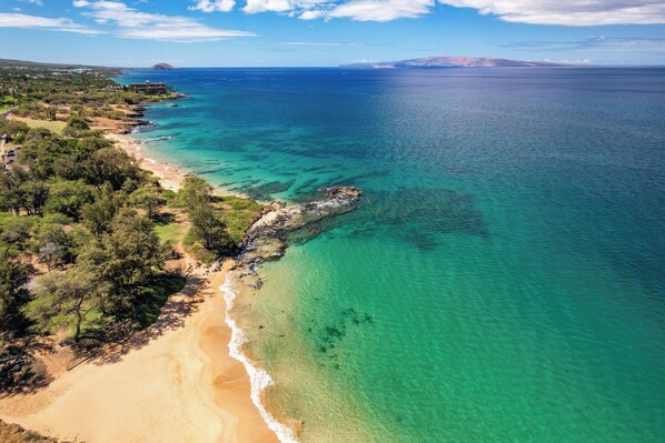 Ranta lähistöllä, aurinkotuoleja, rantapyyhkeitä