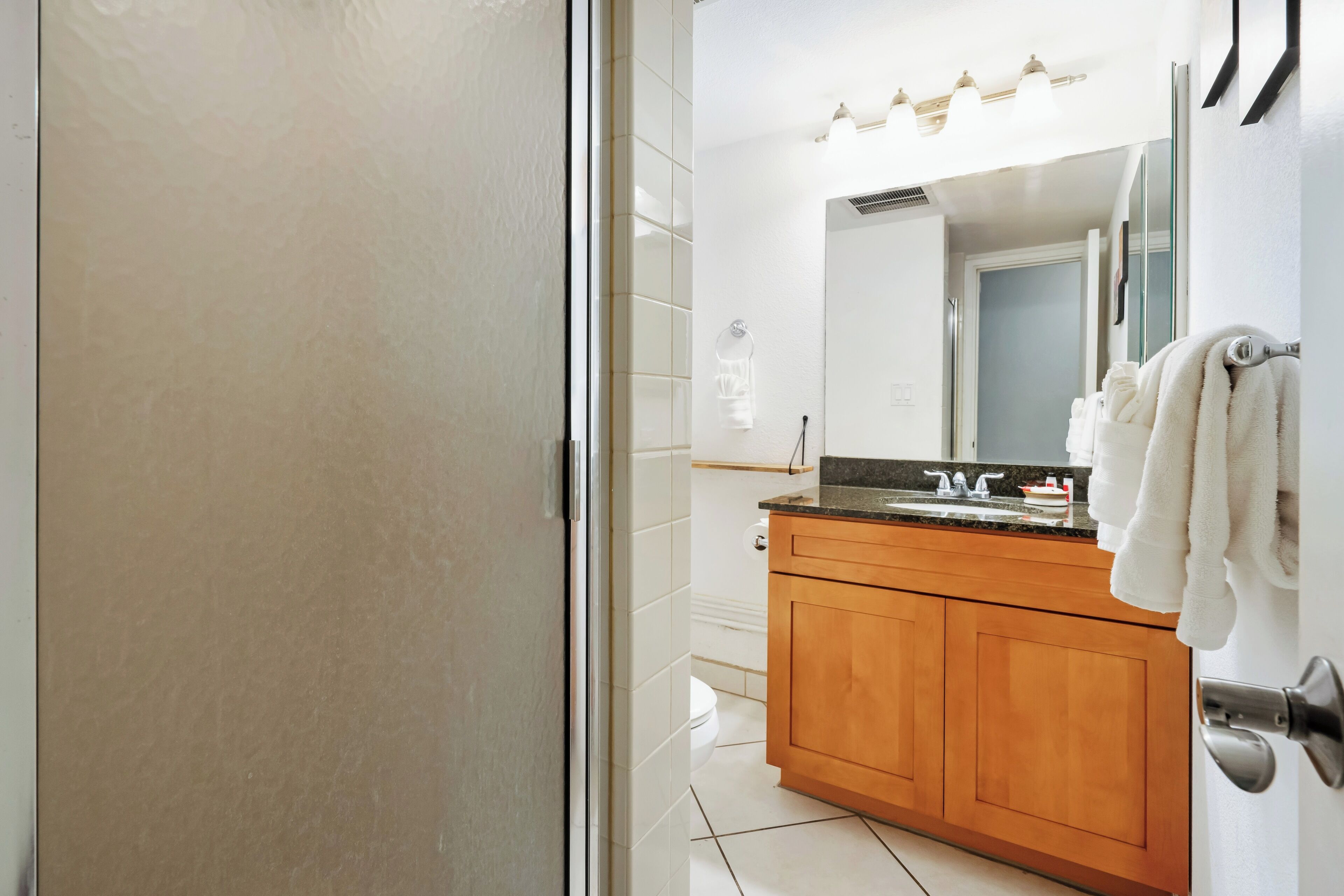 Combined shower/tub, hair dryer, towels