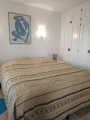 3 quartos, cofres nos quartos, ferros/tábuas de passar roupa, Wi-Fi