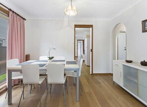 Dining - Kiama Coastal Escape - 3 bedrooms - sleeps 6 - close to beach and cafes (Kiama)