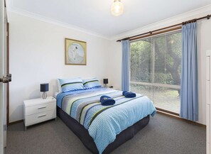 3 bedrooms, iron/ironing board, bed sheets - Kiama Coastal Escape - 3 bedrooms - sleeps 6 - close to beach and cafes (Kiama)