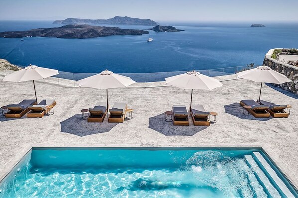 Outdoor pool, pool loungers