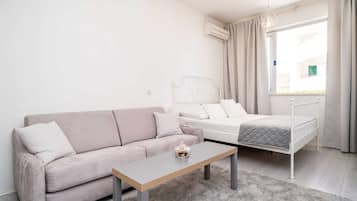 公寓 (Studio Apartment) | 客廳 | 電視