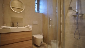 Douche, sĂšche-cheveux, serviettes fournies, savon