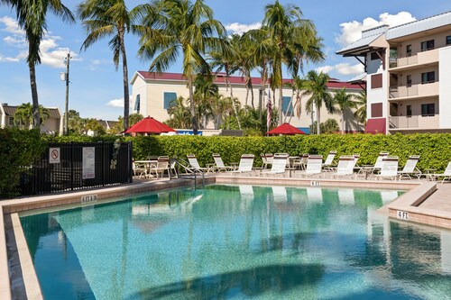 Naples Waterfront Condo-Close to beaches, boating, shopping, dining, 5th Ave