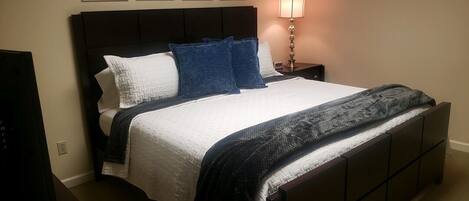 1 slaapkamer, een strijkplank/strijkijzer, wifi