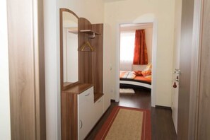 1 bedroom, desk, WiFi, bed sheets