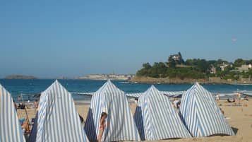 Plage à proximité, chaises longues