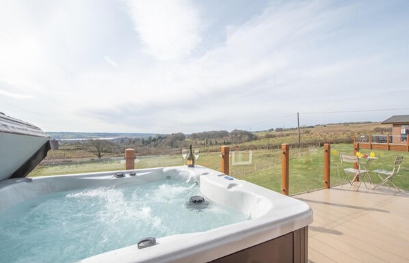 Chalet rustique | Baignoire à remous extérieure