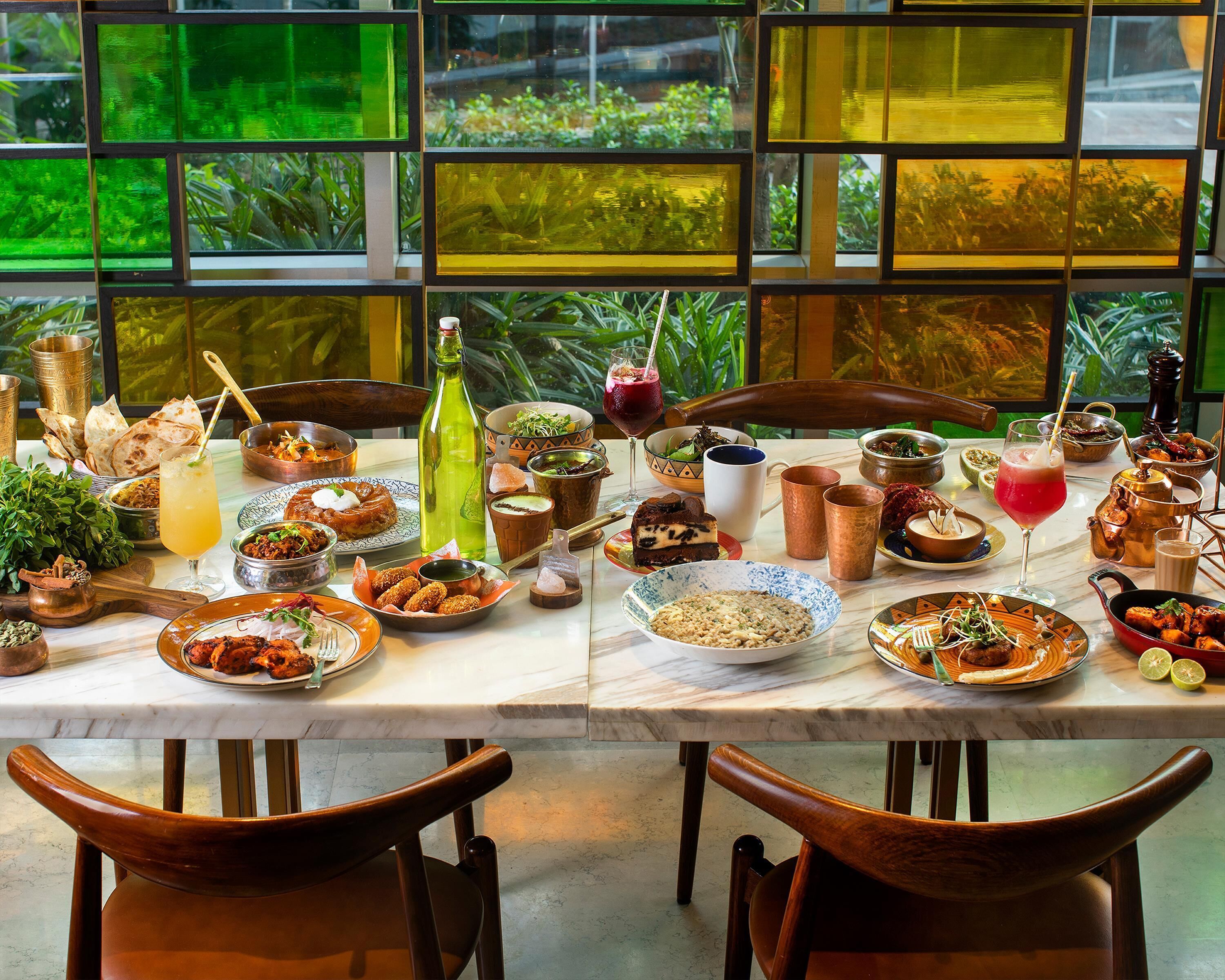 Café da manhã, almoço e jantar; culinária europeia moderna 