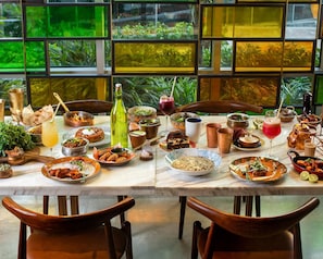 Breakfast, lunch, dinner served; Modern European cuisine - Hyatt Delhi Residences (New Delhi)