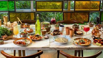 Der serveres morgenmad, frokost og moderne, europæiske retter