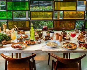 Café da manhã, almoço e jantar
