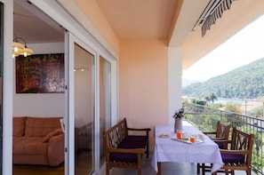 Căn hộ (One Bedroom Apartment) | Ban công