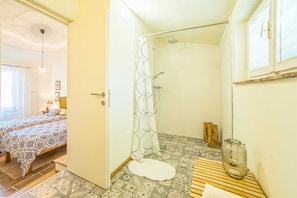 Bathtub, hair dryer, towels