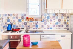 冷蔵庫、電子レンジ、オーブン、コンロ