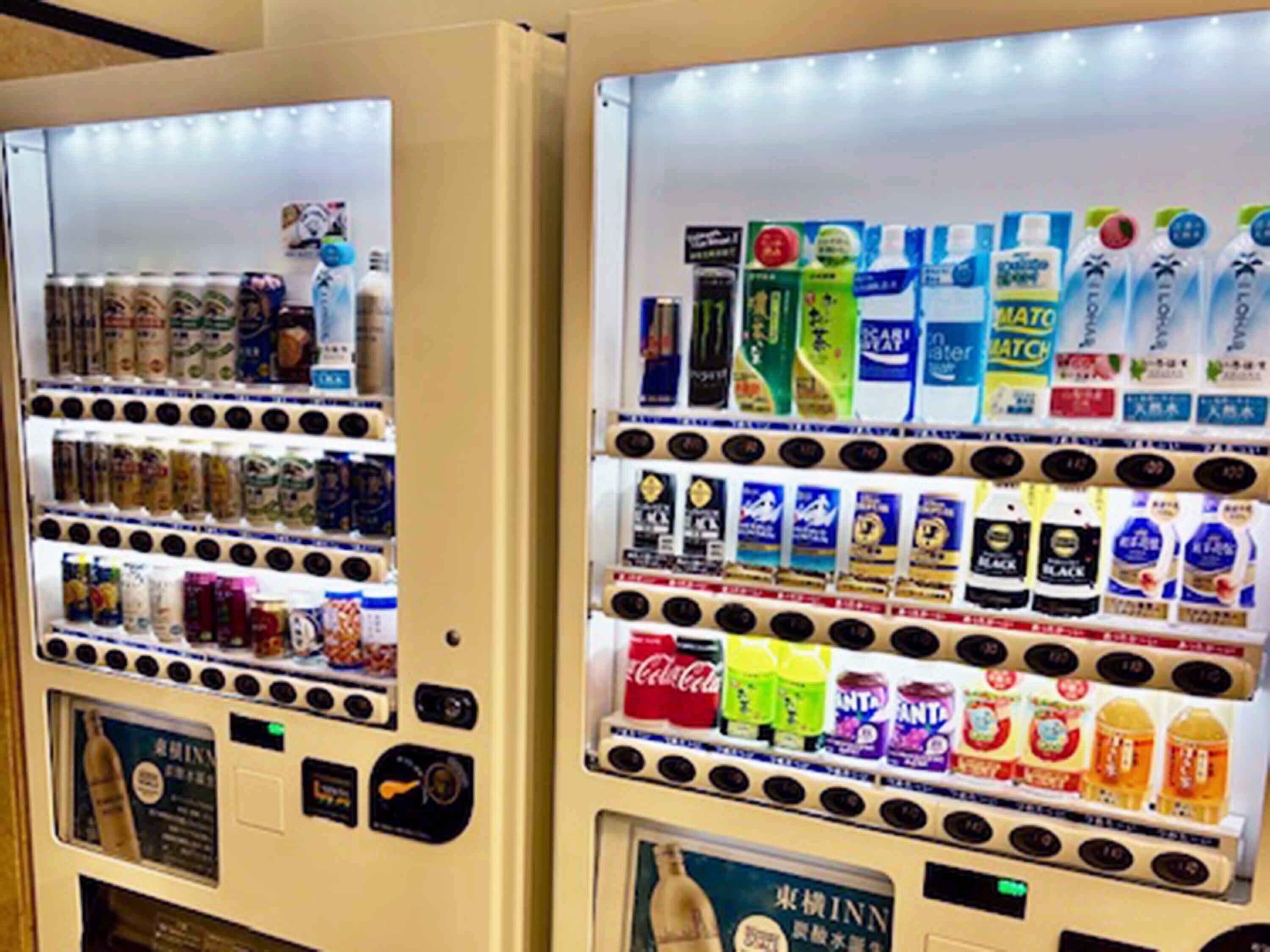 Máquina expendedora con diversas bebidas y aperitivos.