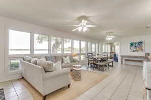 Älytelevisio, DVD-soitin, pöytäjalkapallopöytä, pöytätennispöytä