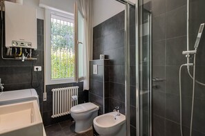 Douche, sèche-cheveux, bidet