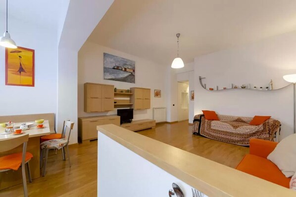 Appartement, 1 grand lit et 1 canapé-lit, balcon | Coin cuisine privé | Réfrigérateur, micro-ondes, four, plaque de cuisson