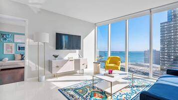 Una televisión, una oficina