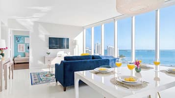 Una televisión, una oficina