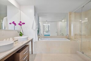 Baignoire, sèche-cheveux, serviettes fournies, shampoing