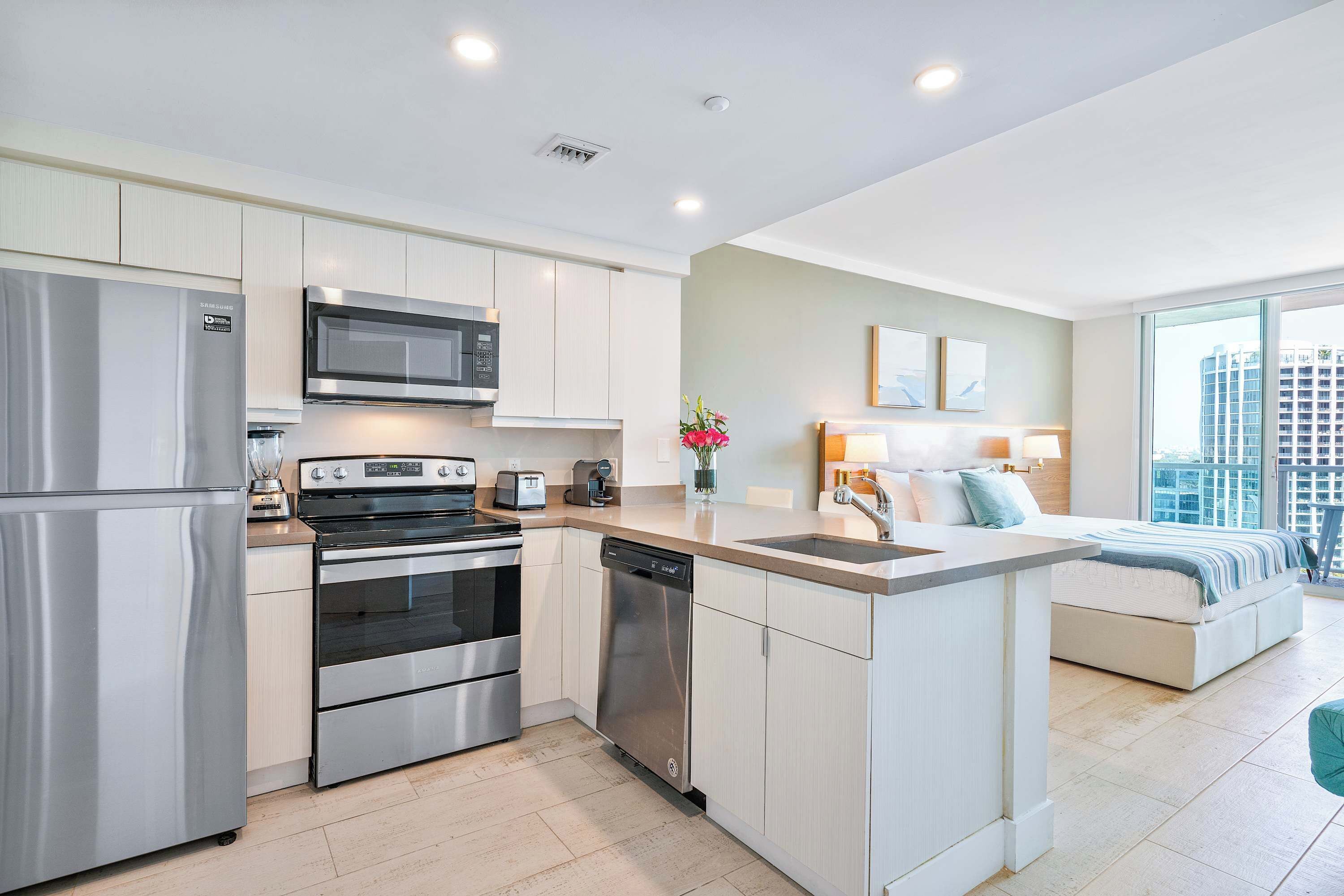 Réfrigérateur, micro-ondes, four, plaque de cuisson