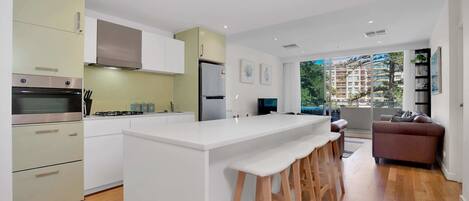 Frigorifero, microonde, forno, piano cottura