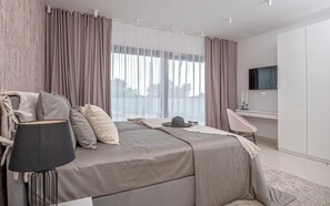 4 bedrooms, iron/ironing board, WiFi, bed sheets