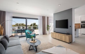Televisión y chimenea 