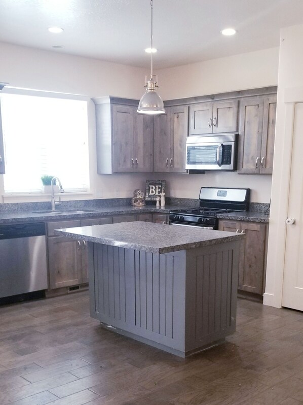 Fridge, microwave, dishwasher, cookware/dishes/utensils