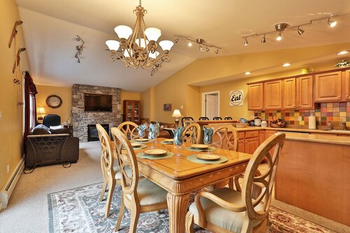 The Tanglewood Lodge: Amazing Ski Home for Groups. Hot Tub. Close to Killington Resort!