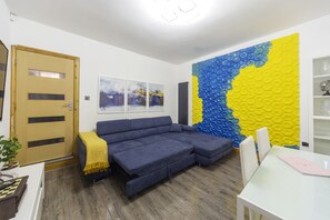 House | Living room | 30-inch TV with digital channels - Charming 5-bed House in Birmingham (Birmingham)