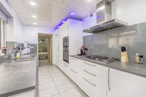 House | Private kitchen | Fridge, microwave, oven, stovetop - Charming 5-bed House in Birmingham (Birmingham)