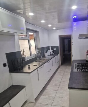 House | Private kitchen | Fridge, microwave, oven, stovetop - Charming 5-bed House in Birmingham (Birmingham)