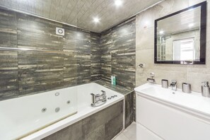 House | Bathroom | Combined shower/tub, deep soaking tub, hair dryer, towels - Charming 5-bed House in Birmingham (Birmingham)