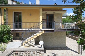 Exterior detail - Villa Arianna Suite in private Villa lake view, garden, private swimming pool. (Tignale)