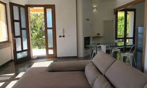 Smart TV, fireplace - Villa Arianna Suite in private Villa lake view, garden, private swimming pool. (Tignale)