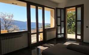 Interior - Villa Arianna Suite in private Villa lake view, garden, private swimming pool. (Tignale)