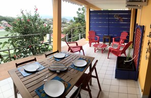 Outdoor dining - Large T2, Trois-Ilets, close to amenities and beach. (Les Trois-Ilets)