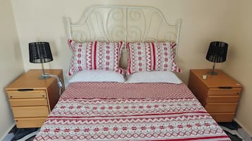 4 makuuhuonetta, silitysrauta/-lauta, ilmainen Wi-Fi, vuodevaatteet