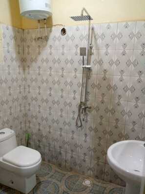 Casa | Banheiro | Chuveiro, secador de cabelo, toalhas de banho