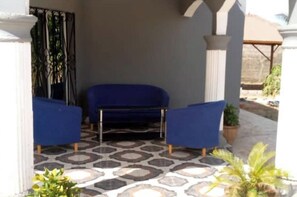 Terrace/patio - 4 Bed House Sleeps 8 - Garden and Pets Welcome (Brikama)