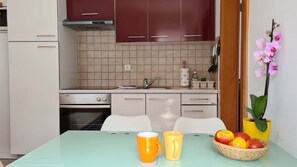 Réfrigérateur, four à micro-ondes, un four, surface de cuisson