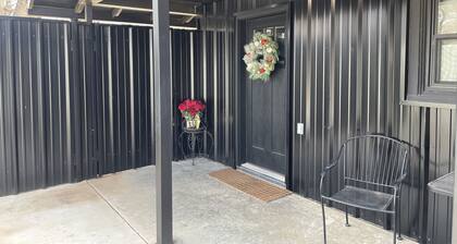 Completely remodeled 1 bedroom guest house, close to TTU and Hospitals