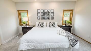 5 Schlafzimmer, Schreibtisch, Bügeleisen/Bügelbrett, Reisekinderbett