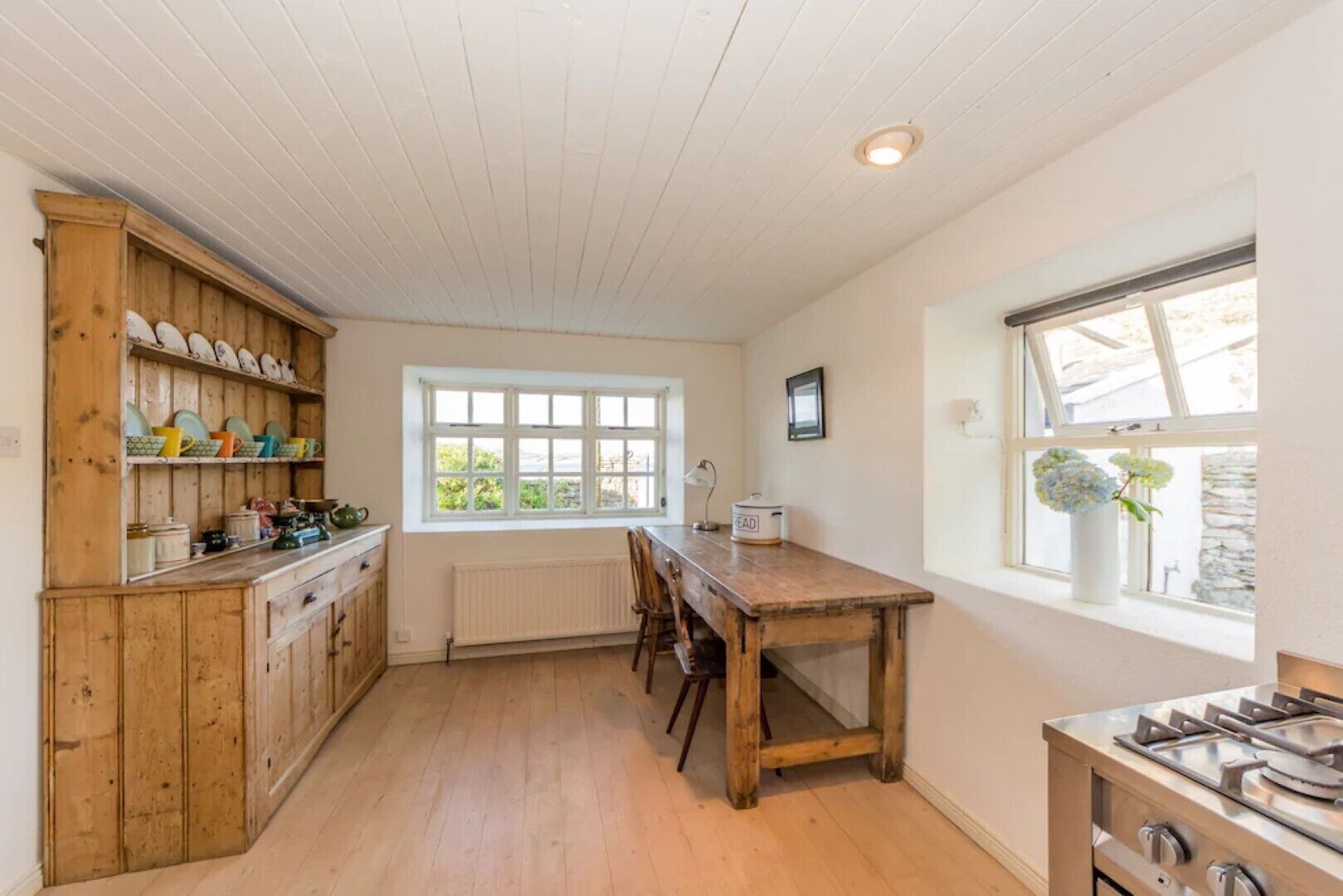 Jääkaappi, uuni, liesi, kahvin-/teenkeitin