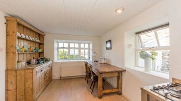 Refrigerador, horno, parrilla de estufa y cafetera y tetera