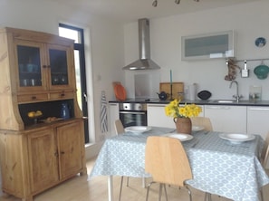 Fridge, oven, stovetop, coffee/tea maker - Mulroe Cove - The Boathouse, Fisherman's Lane (Mulroe)